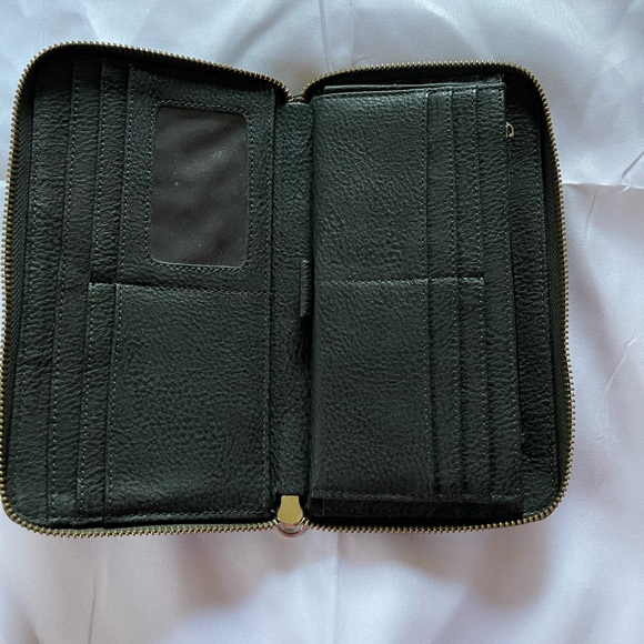 Forest Green color, medium size Steve Madden wallet. - Picture 5 of 7